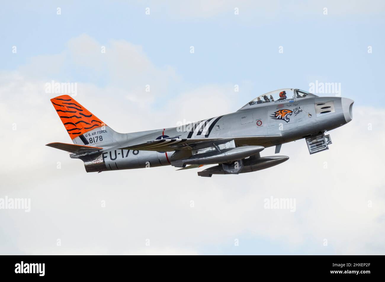Avion à réaction d'époque F-86A Sabre nord-américain. US Air Force 1950s avion de chasse classique en jeu de tigre volant à un spectacle aérien. G-SABR Banque D'Images