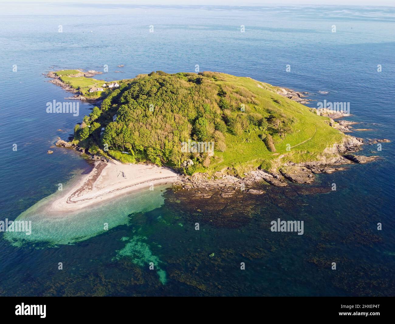 Drone aérien. Eaux turquoise cristallines sur l'île St Georges près de Looe, village balnéaire pittoresque. Cornwall, sud-ouest de l'Angleterre, Royaume-Uni. Banque D'Images
