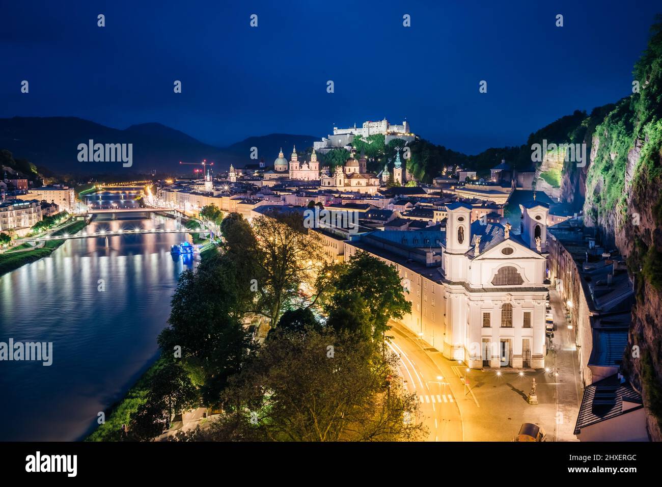 Superbe vue depuis le sommet d'une ville qui brille dans les lumières le soir. Scène dramatique. Lieu célèbre (patrimoine de l'unesco) Festung Hohensalzburg, Salz Banque D'Images