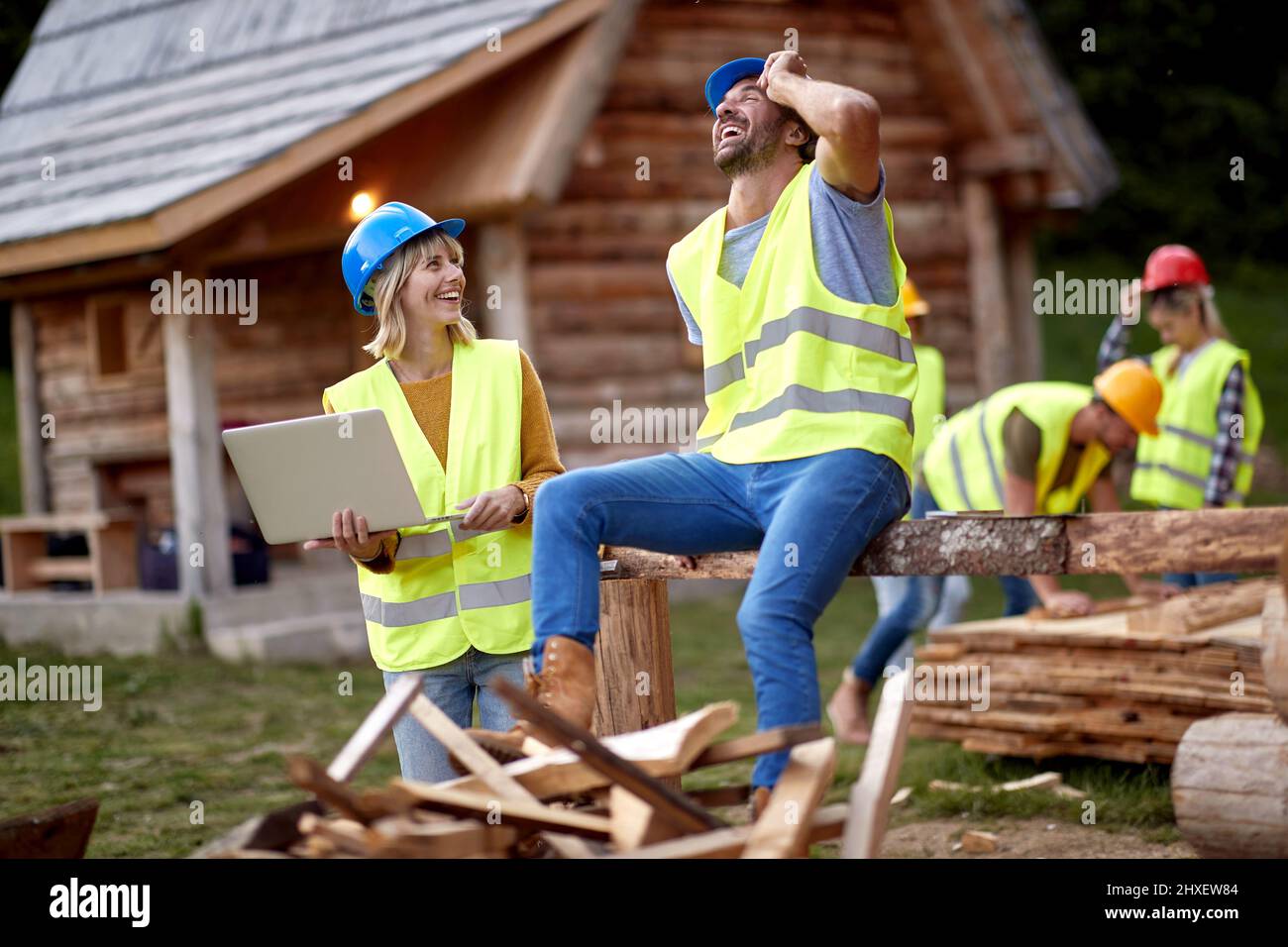 Superviseur une femme mécanicien contrôle un site de construction de maison de cadre en bois Banque D'Images