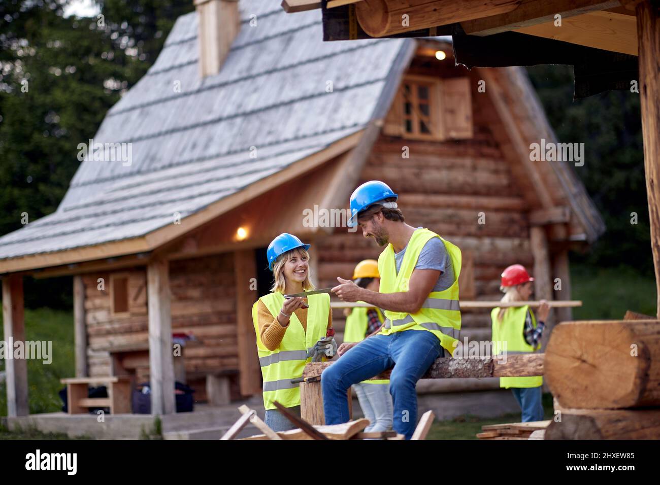 Un ingénieur ou un architecte de construction contrôle un chantier de construction de maison en bois Banque D'Images