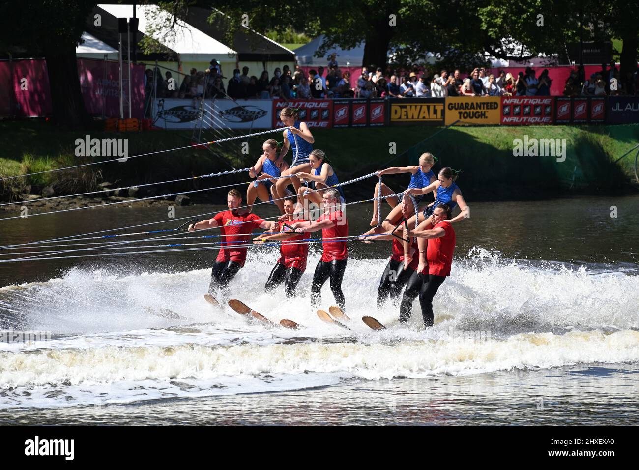 Un groupe de skieurs d'eau se démontant d'une formation pyramidale au Moomba Masters ski Show 2022 Banque D'Images