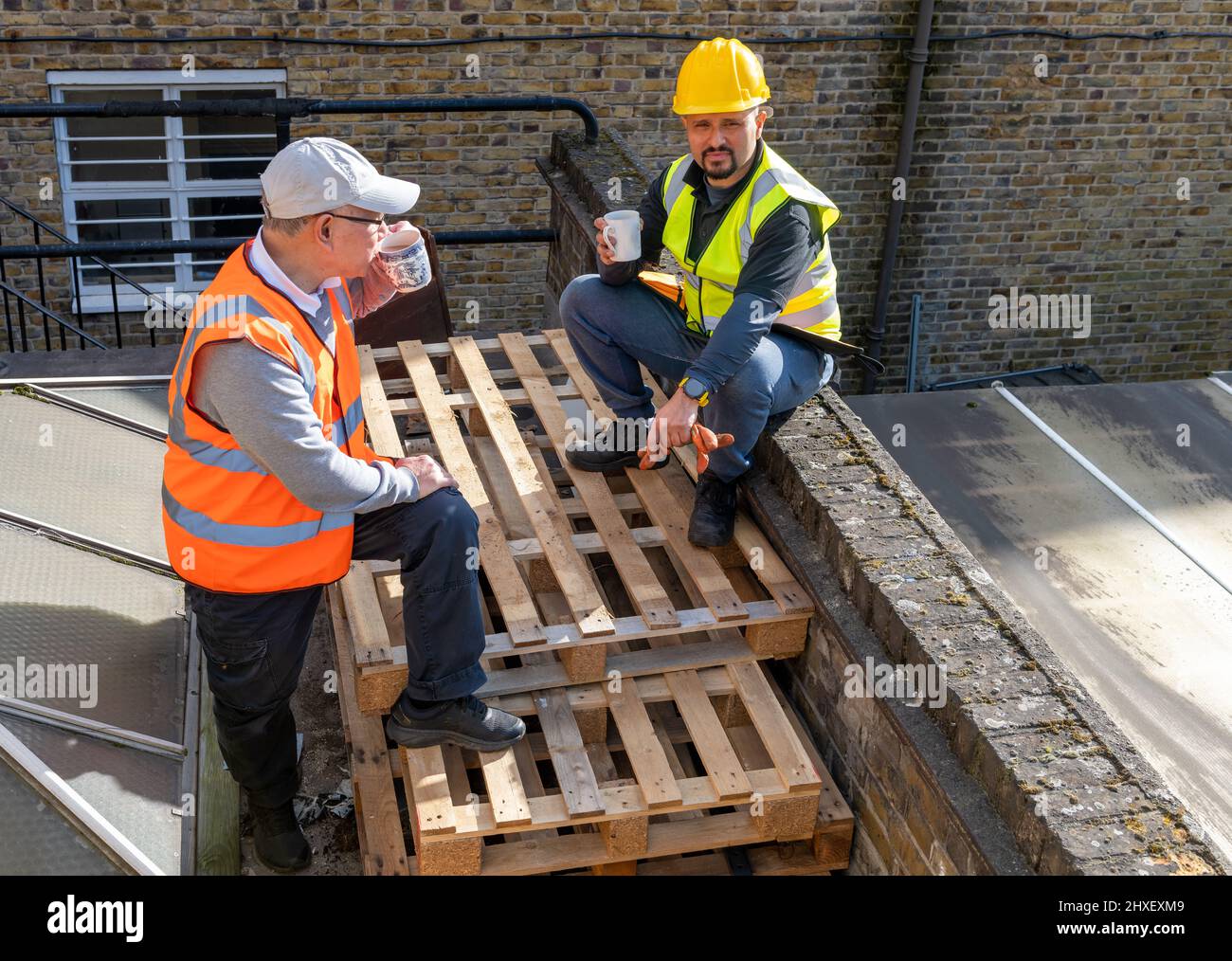 Les ouvriers de la construction prennent une pause thé sur place. Banque D'Images