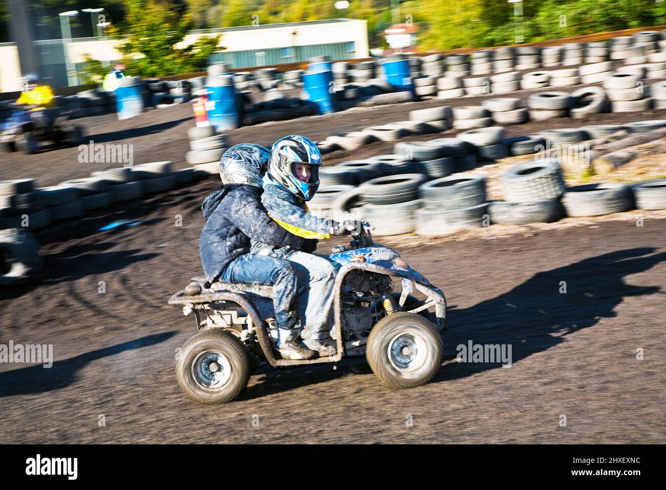 Enfant aime à la race avec un quad à la piste quad boueux Banque D'Images