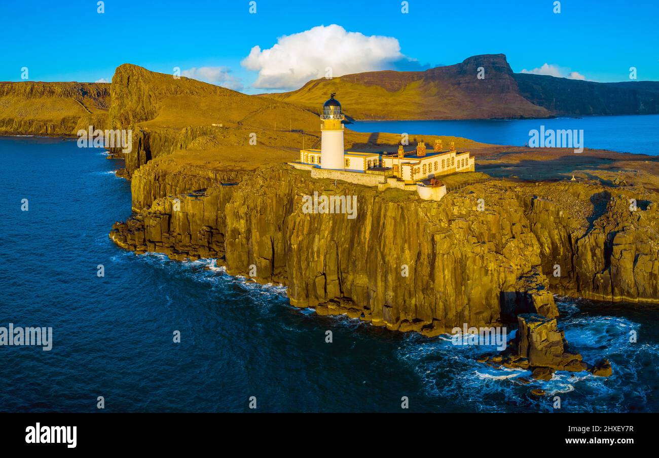 Vue aérienne du drone du phare de Neist point sur l'île de Skye, Écosse, Royaume-Uni Banque D'Images