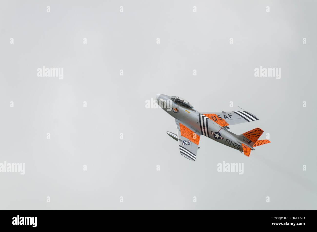 Avion à réaction d'époque F-86A Sabre nord-américain. US Air Force 1950s avion de chasse classique en jeu de tigre volant à un spectacle aérien. G-SABR Banque D'Images