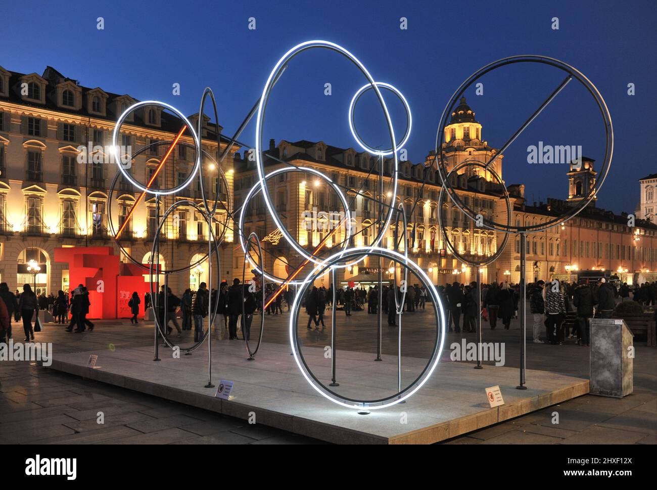 Turin, Italie - décembre 2010 : lumière de l'artiste. Installation par Tobias Rehberger sur la Piazza Castello. Banque D'Images