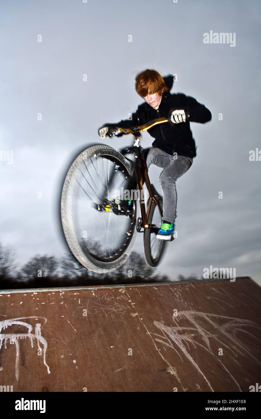 Adolescent garçon vélo cascadeur bikepark Banque de photographies et  d'images à haute résolution - Alamy