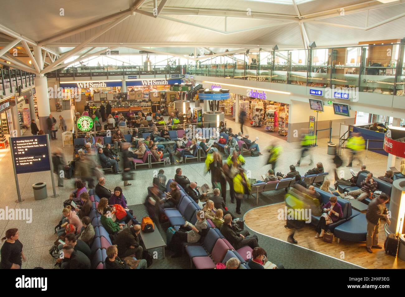 Salon des départs, aéroport de Bristol, Angleterre, Royaume-Uni Banque D'Images