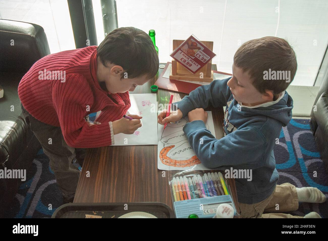 Enfants jouant à l'aéroport de Bristol, Angleterre, Royaume-Uni Banque D'Images