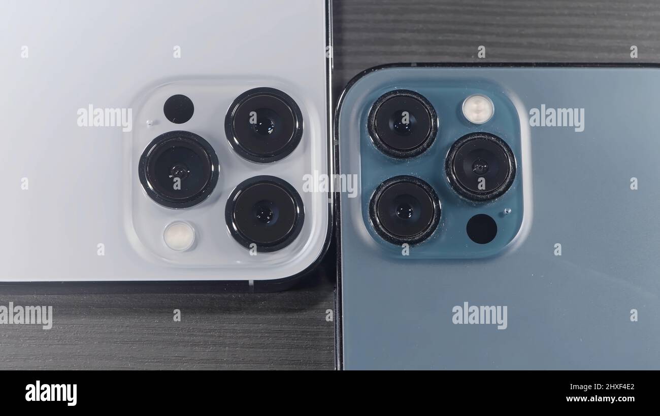 Saint-Pétersbourg - Russie, 10.11.2021: Gros plan de trois caméras du nouvel iPhone 13 pro max Action. Design élégant et appareils photo professionnels de couleur bleue Banque D'Images
