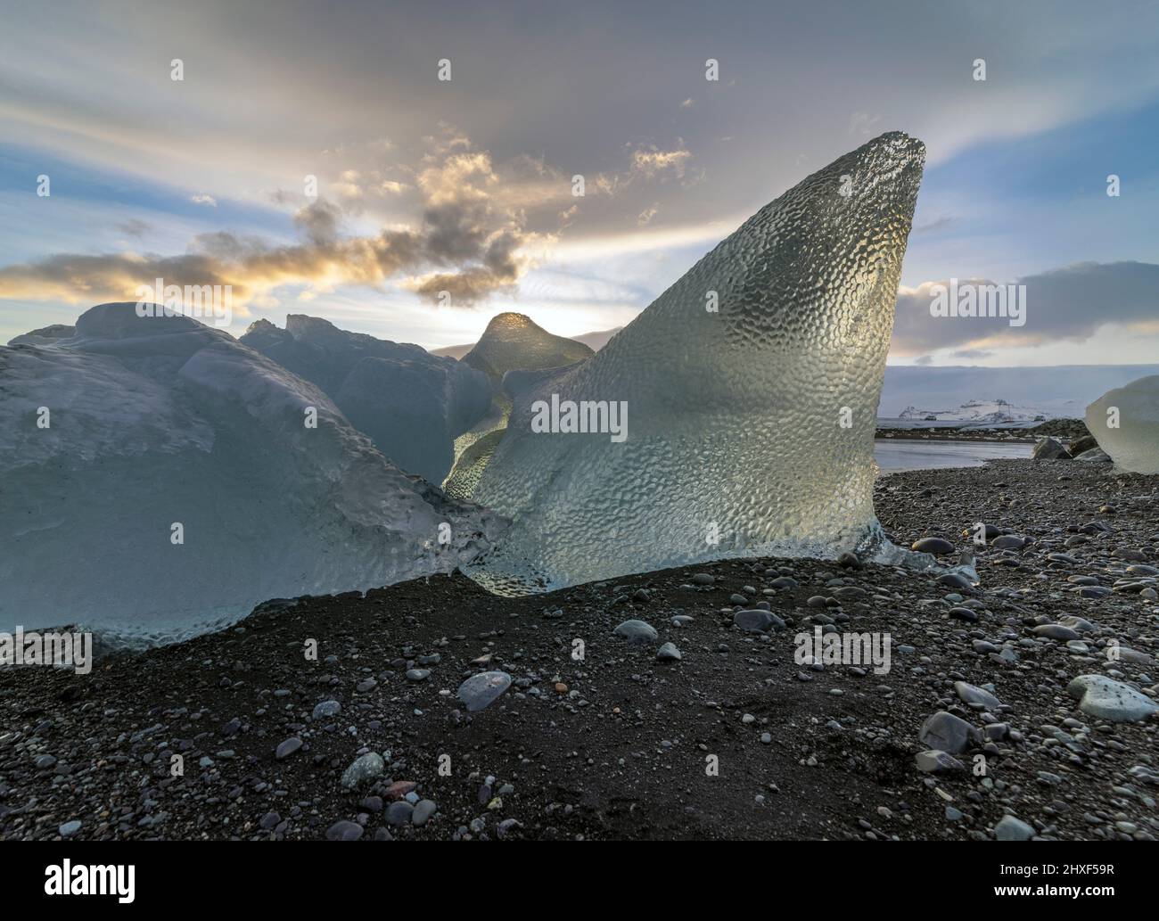 Icebergs près du coucher du soleil à Diamond Beach, Breidamerkursandur, sud-est de l'Islande Banque D'Images