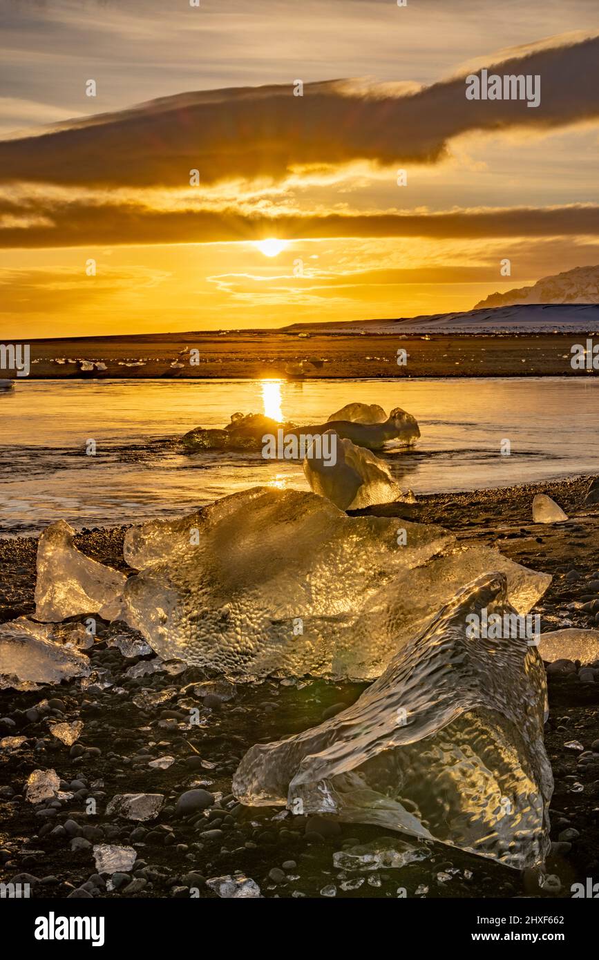 le soleil brille à travers la glace à Diamond Beach, Breidamerkursandur, sud-est de l'Islande Banque D'Images