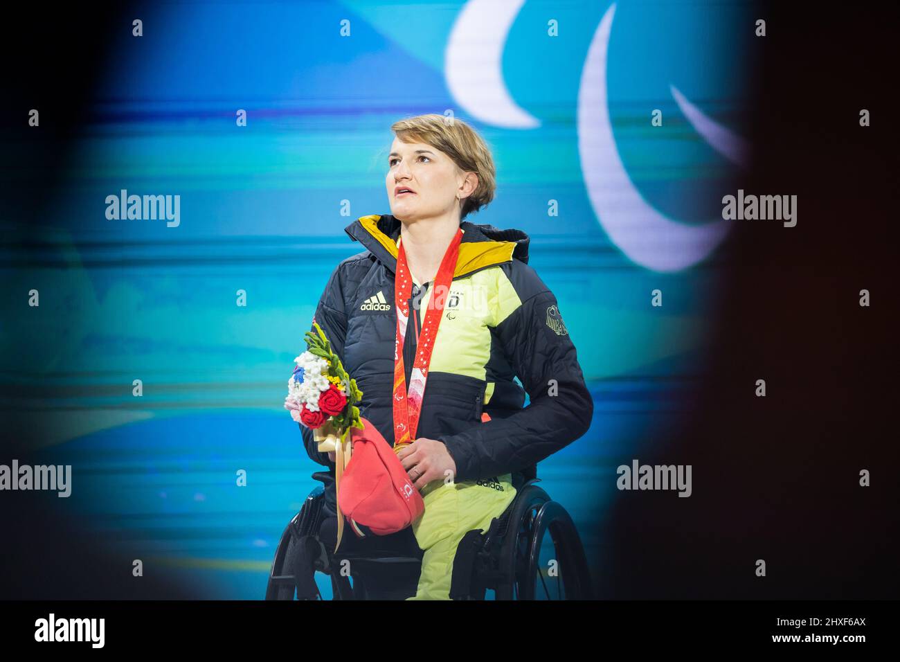 Pékin, Chine. 12th mars 2022. Paralympiques, ski alpin, femmes, Slalom, assis, Cérémonie de remise des prix place des médailles de Yanqing : Anna-Lena Forster d'Allemagne avec sa médaille d'or pendant l'hymne national de l'Allemagne. Credit: Christoph Soeder/dpa/Alay Live News Banque D'Images