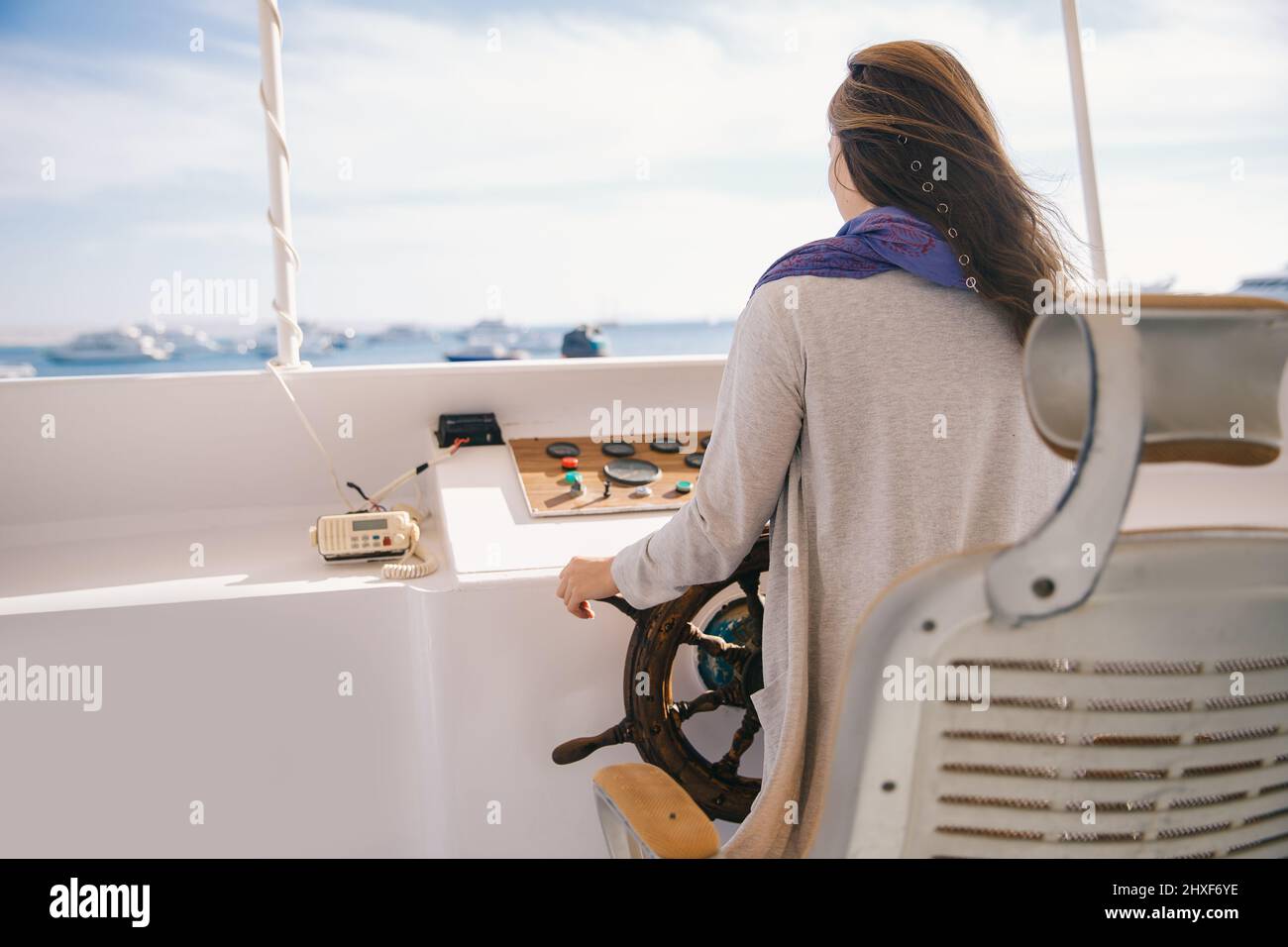 Jeune femme touristique pilote de yacht, concept de voyage maldives ou egypte par bateau voyage été. Banque D'Images