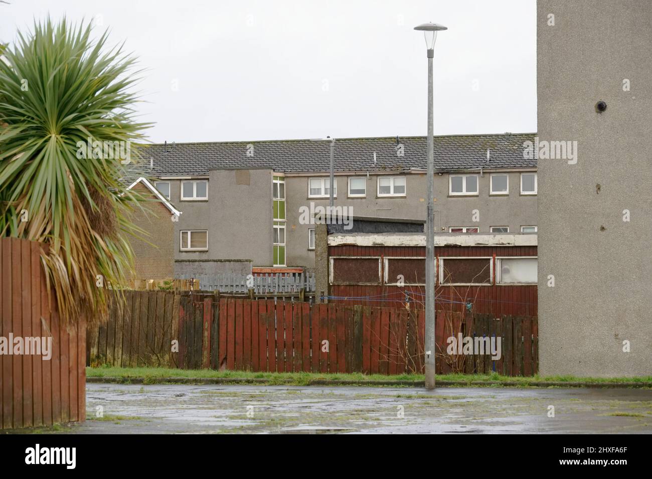 Maison de conseil abandonnée dans un bidonville de logements pauvres avec de nombreuses questions de protection sociale à Aberdeen Banque D'Images