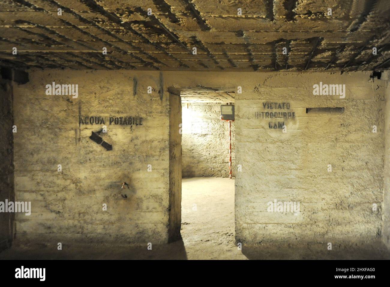 Milan, Italie, la municipalité fait pour restaurer un abri à la bombe de la Seconde Guerre mondiale caché sous la fontaine de Piazza Grandi; le refuge pourrait accueillir entre 450 et 500 personnes. Banque D'Images