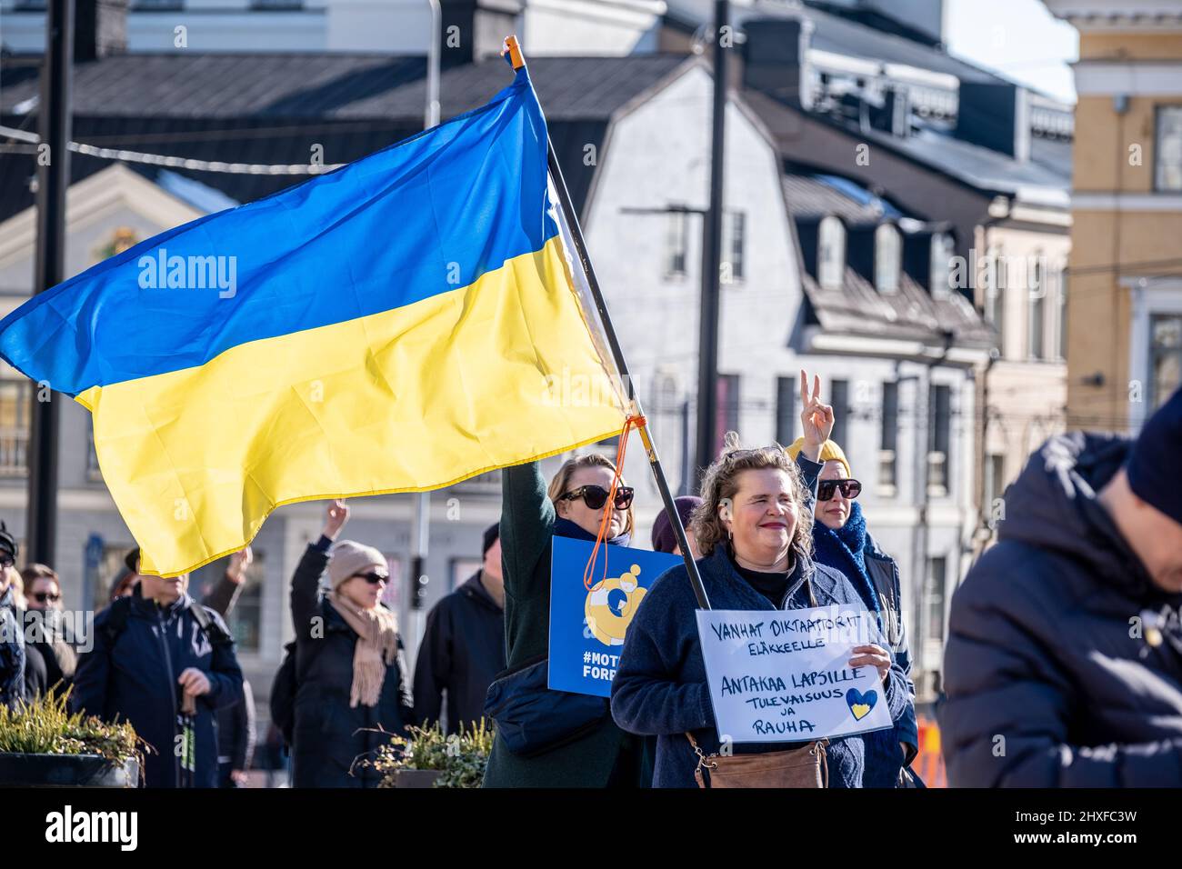 Helsinki / Finlande - 12 MARS 2022 : la manifestation #MothersForPeace contre l'invasion russe de l'Ukraine a rassemblé des milliers de personnes au Sénat Banque D'Images