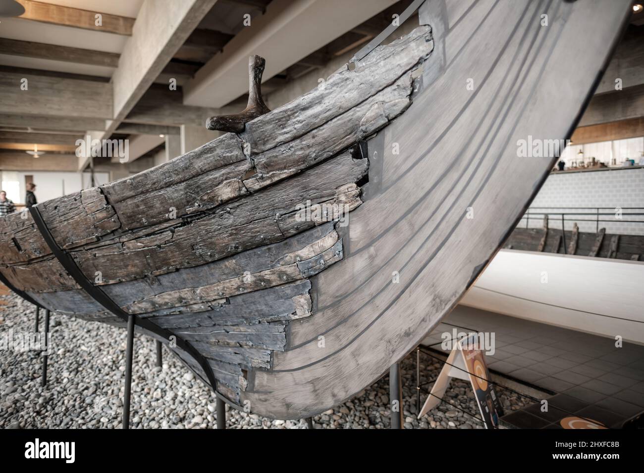 Les vestiges de cinq navires vikings d'origine ont été sabordé en 1070 et excavés en 1962 constituent la principale attraction à l'intérieur du Musée national des navires vikings. Banque D'Images
