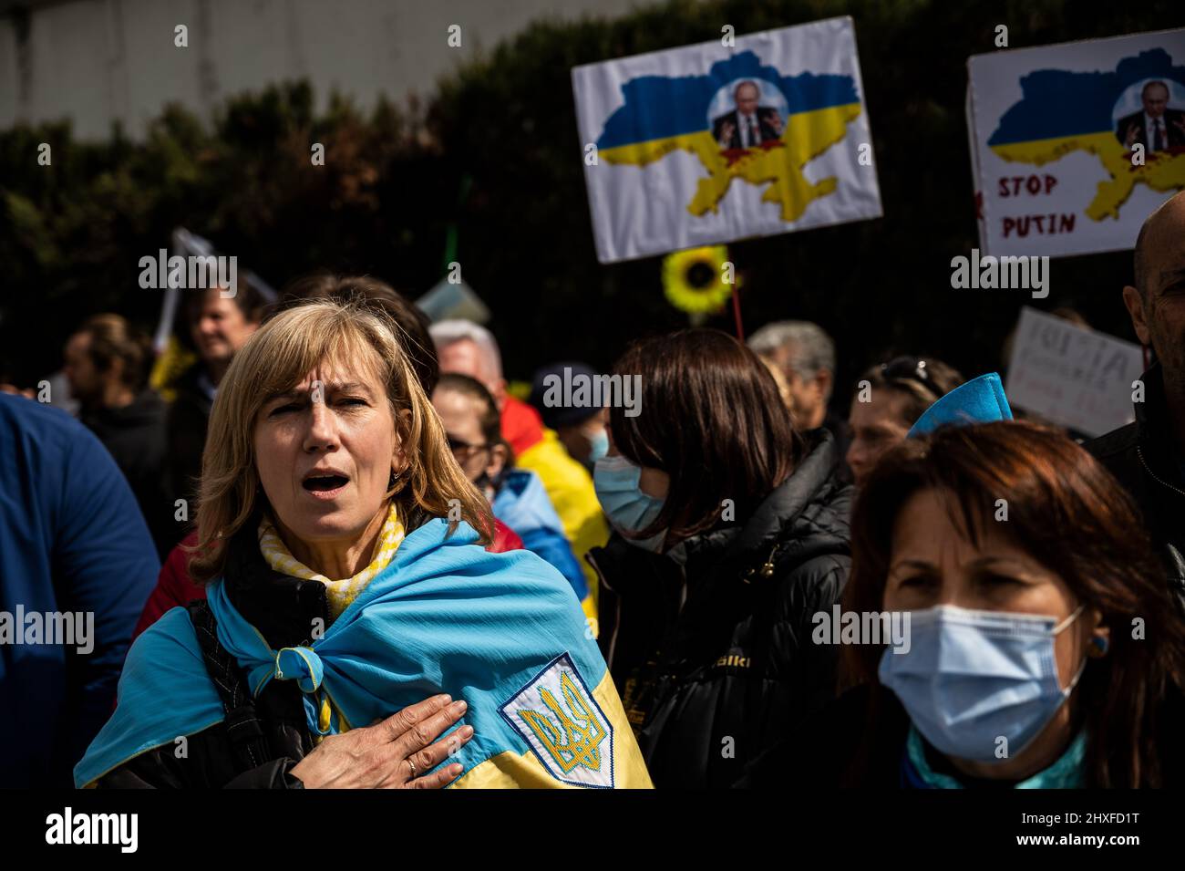 Madrid, Espagne. 12th mars 2022. Les Ukrainiens et les Russes qui vivent à Madrid sont vus protester devant l'ambassade de Russie contre l'invasion russe de l'Ukraine exigeant la fin de la guerre. Credit: Marcos del Mazo/Alay Live News Banque D'Images