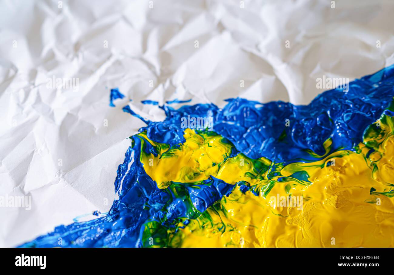 L'Ukraine se colore sur le papier noir plié Banque D'Images