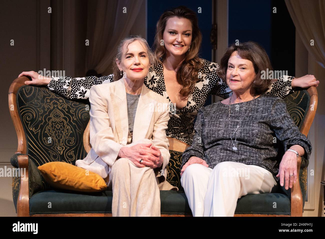 L'acteur Elizabeth McGovern (à gauche), Ava Thompson, la grande nièce de l'actrice Ava Gardner (à droite) et sa fille Ava Melissa Silver (au centre) sur l'ensemble de la nouvelle pièce AVA: The Secret conversations aux studios Riverside à l'ouest de Londres. Date de la photo: Samedi 12 mars 2022. Banque D'Images