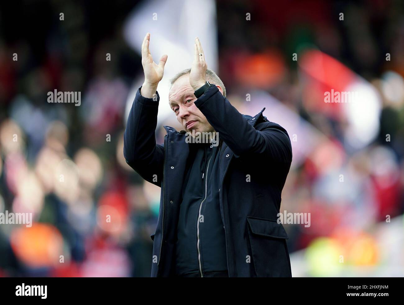 Steve Cooper, directeur de la forêt de Nottingham, applaudit les fans avant le match du championnat Sky Bet à City Ground, Nottingham. Date de la photo: Samedi 12 mars 2022. Banque D'Images