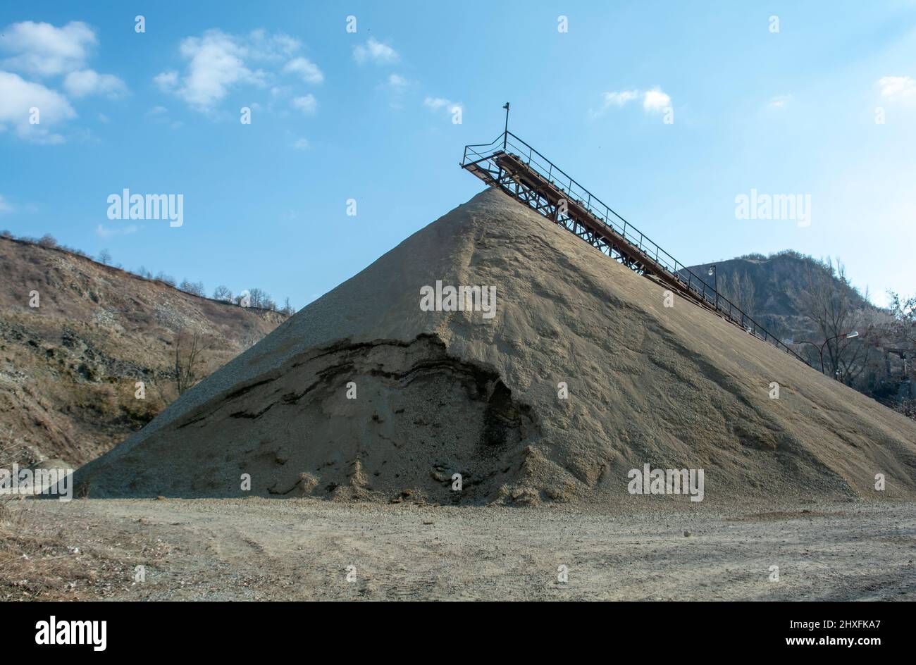 Courroie de convoyeur dans une ancienne carrière de gravier. Matériel d'exploitation minière et d'exploitation de carrières. Banque D'Images