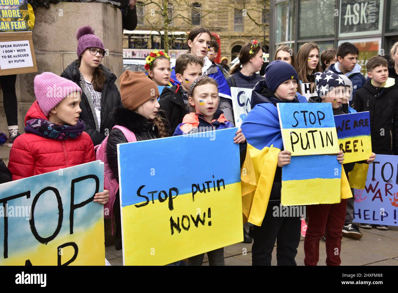 Manchester, Royaume-Uni, 12th mars 2022. Protestation contre l'invasion russe de l'Ukraine à côté de la statue de Wellington à Piccadilly Gardens, centre de Manchester, Angleterre, Royaume-Uni. Il a été organisé par le Centre culturel ukrainien 'dnipro' Manchester. Les médias ont rapporté des bombardements russes d'écoles, d'hôpitaux et d'appartements en Ukraine, aujourd'hui dans le 17th jour de la défense du pays. Crédit : Terry Waller/Alay Live News Banque D'Images