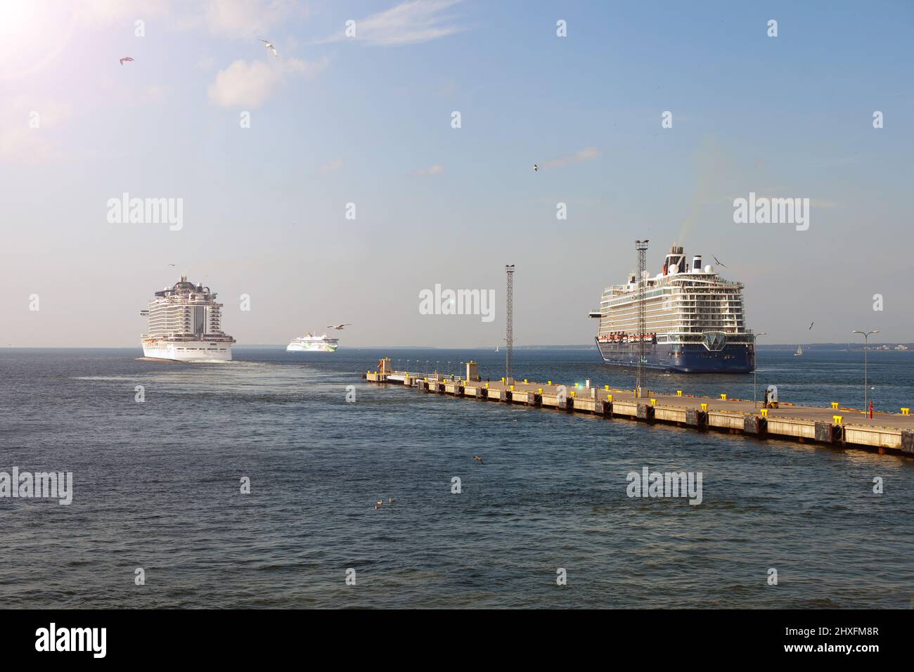 Paquebot de croisière va à l'horizon la mer bleue en quittant le port. Paysage marin de l'eau concept de voyage en mer Banque D'Images