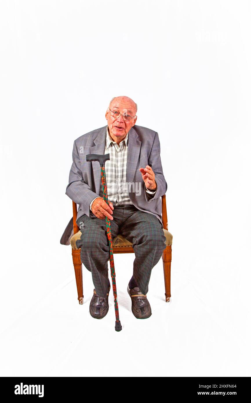 Friendly senior homme assis dans son fauteuil Banque D'Images