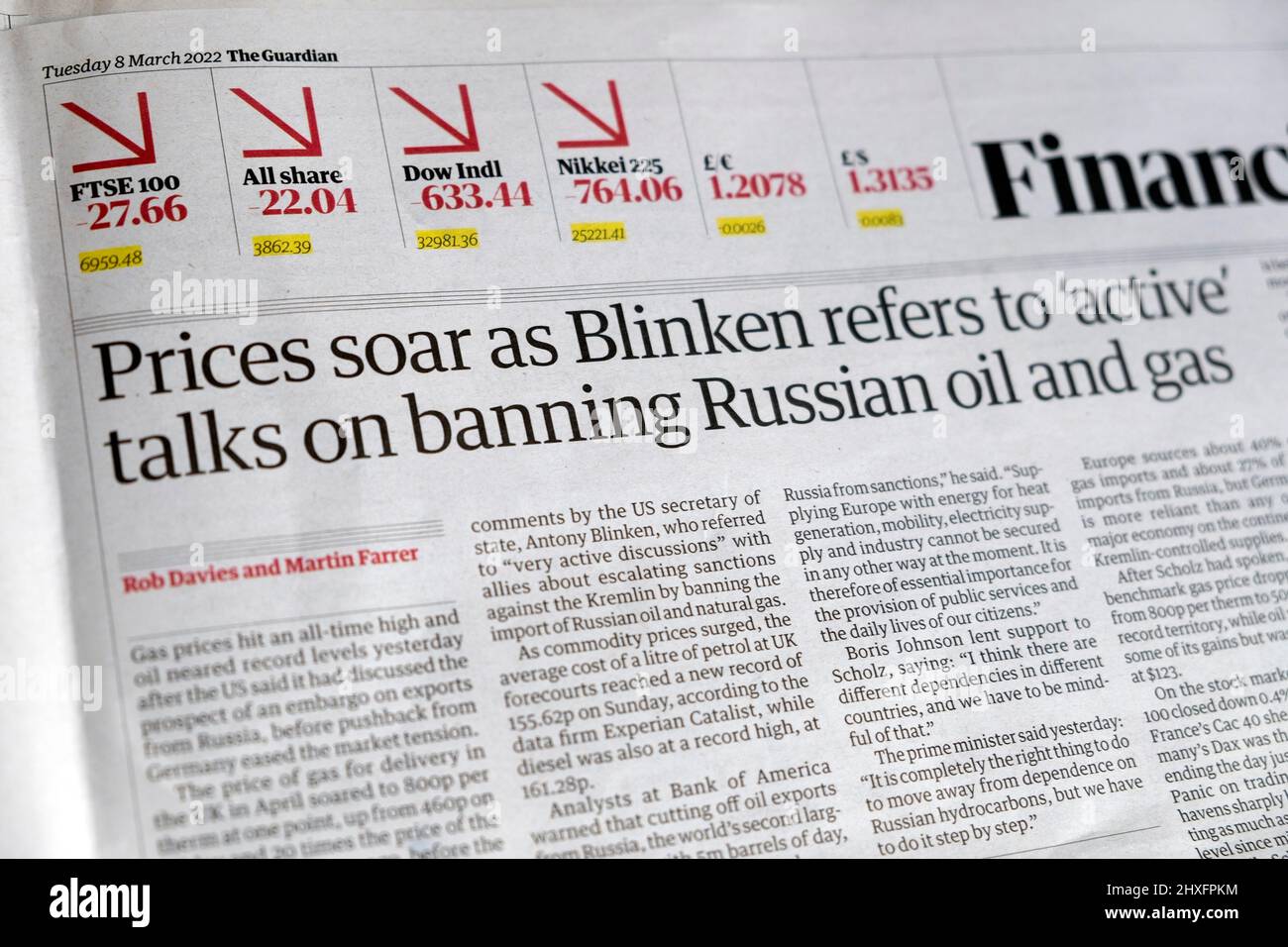 "Les prix montent en flèche alors que Blinken se réfère à des discussions "actives" sur l'interdiction du pétrole et du gaz russes" Guardian Financial, un article du journal The Headline 8 mars 2022 Londres UK Banque D'Images