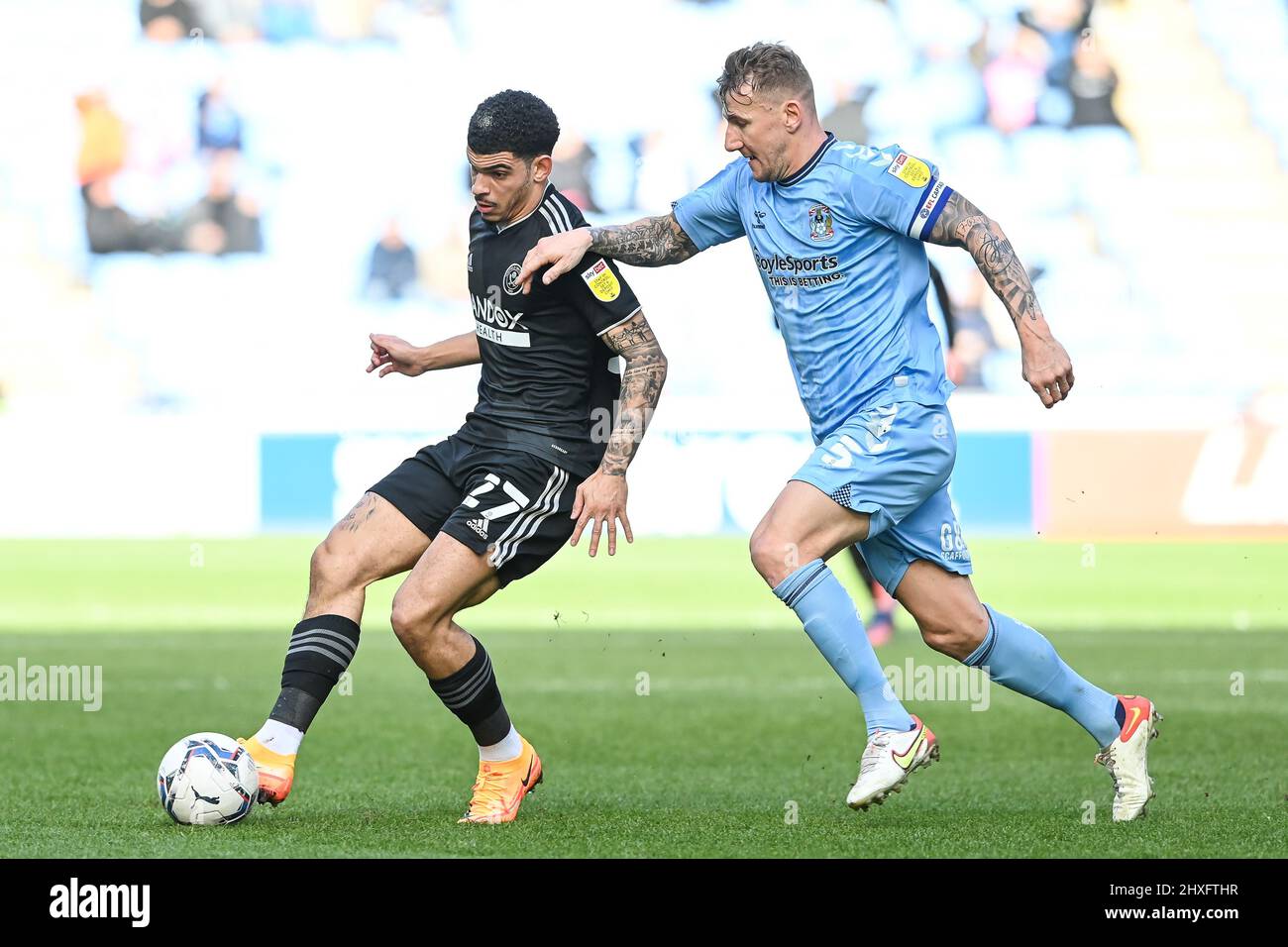 Morgan Gibbs-White #27 de Sheffield United et Kyle McFadzean #5 de Coventry City se bat pour le ballon dans , le 3/12/2022. (Photo de Craig Thomas/News Images/Sipa USA) Banque D'Images