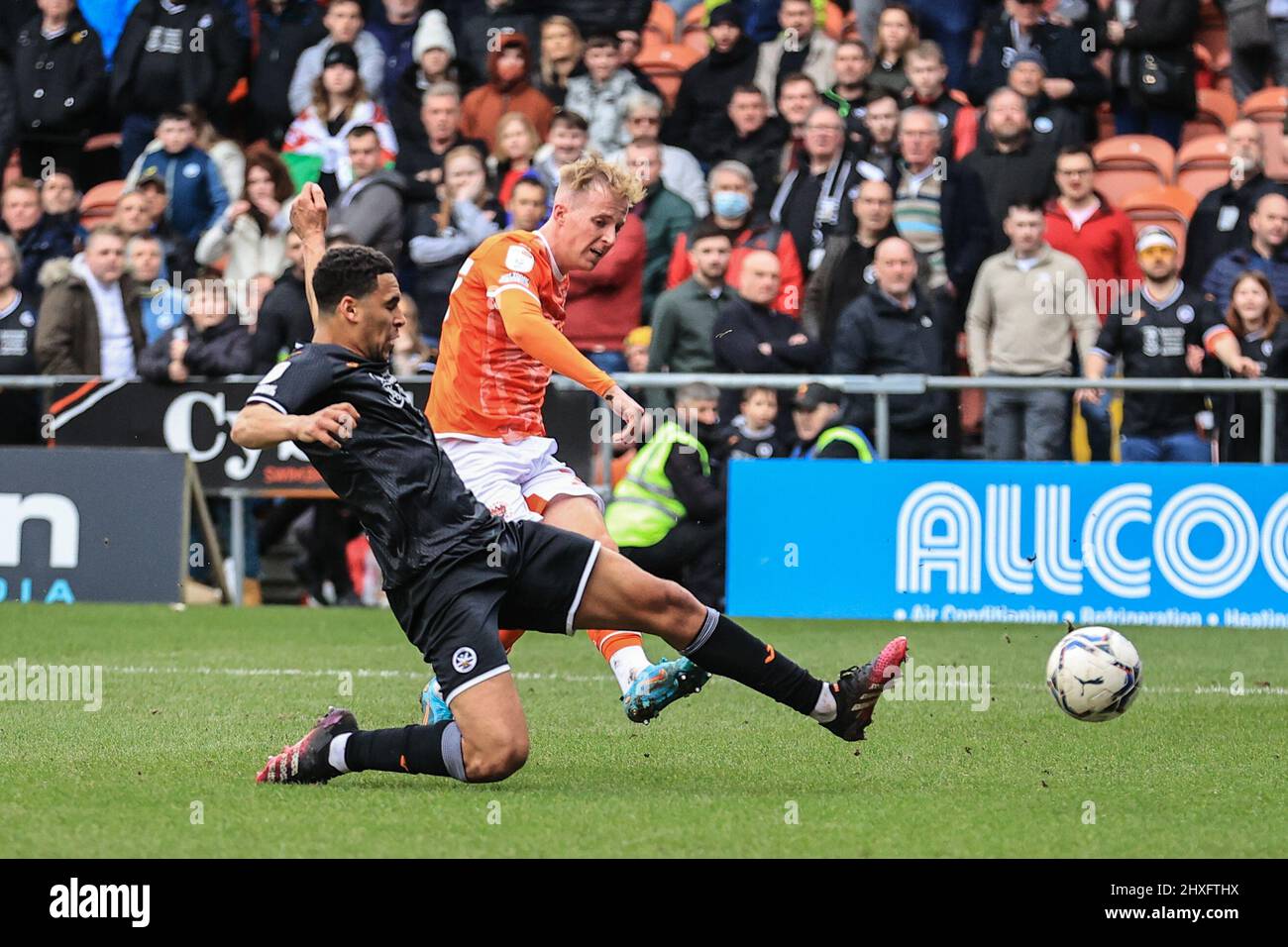 Charlie Kirk #27 de Blackpool tire sur but, sauvé par Andy Fisher #33 de Swansea City à Blackpool, Royaume-Uni le 3/12/2022. (Photo de Mark Cosgrove/News Images/Sipa USA) Banque D'Images