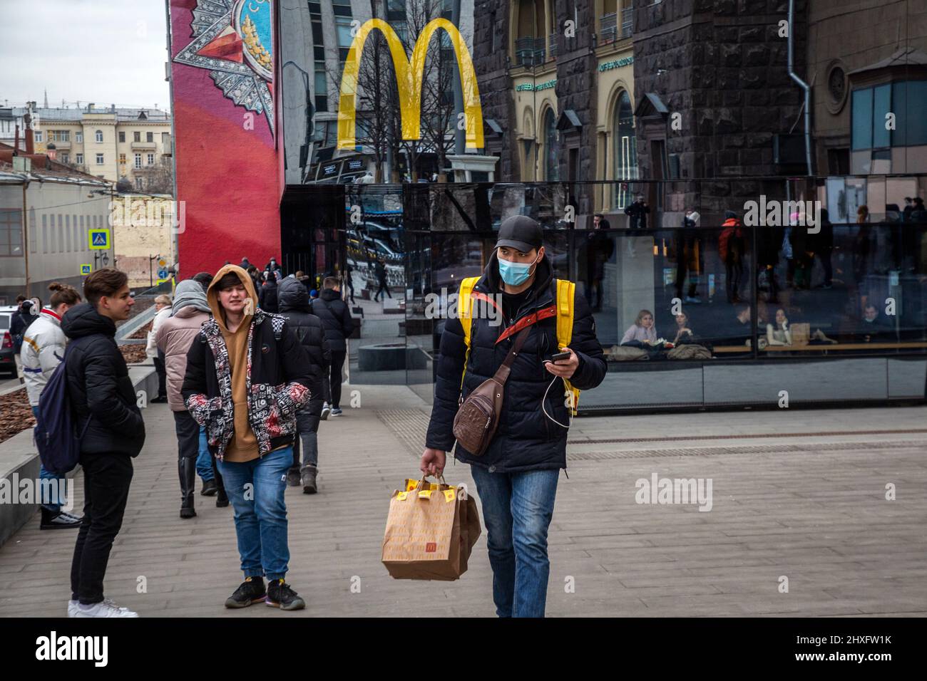 Moscou, Russie. 12th mars 2022 courrier des services populaires de livraison de nourriture 'Yandex EDA' livraison d'une commande d'un restaurant McDonald's dans la rue Tverskaya dans le centre de Moscou, Russie Banque D'Images