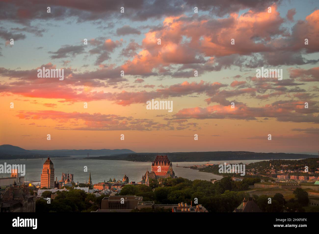 Vue aérienne du coucher du soleil sur le Vieux-Québec avec le fleuve Saint-Laurent et l'île d'Orlean comme arrière-plan. Banque D'Images