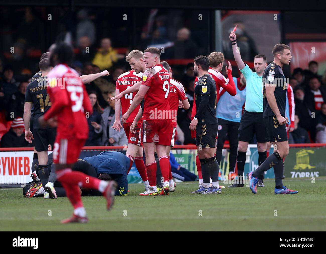 L'arbitre Simon Mather montre Tommy Leigh d'Accrrington Stanley une carte rouge pour un jeu sérieux lors du match de la Sky Bet League One au Wham Stadium, à Accrington. Date de la photo: Samedi 12 mars 2022. Banque D'Images