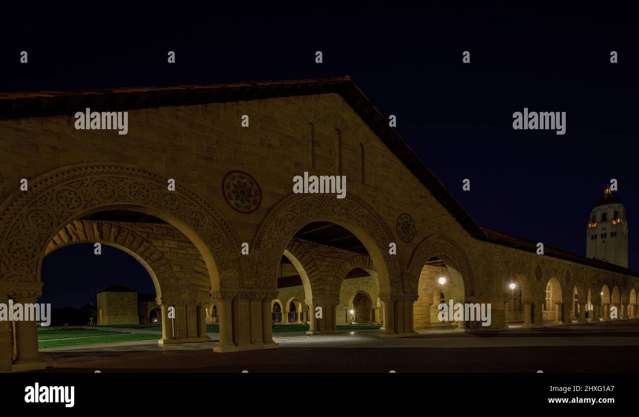 La tour Hoover et les Colonnades de la méchante dans la cour intérieure du Grand Quad de l'université de Stanford, en Californie Banque D'Images