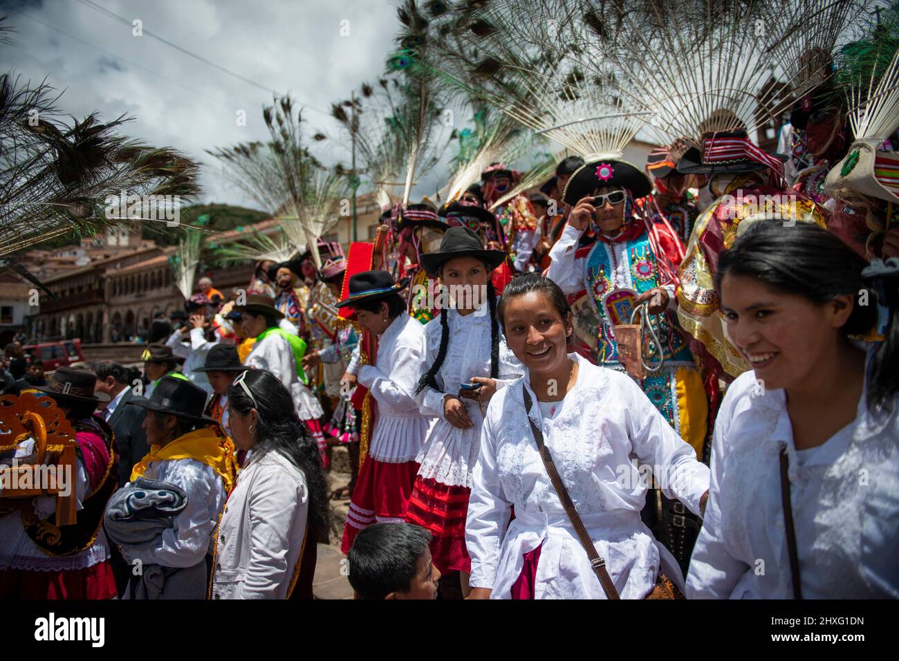 Cuzco, Pérou - 25 décembre 2013 : un groupe de personnes portant des vêtements et des masques traditionnels pendant les Huaylia le jour de Noël sur la Plaza de Armas Banque D'Images