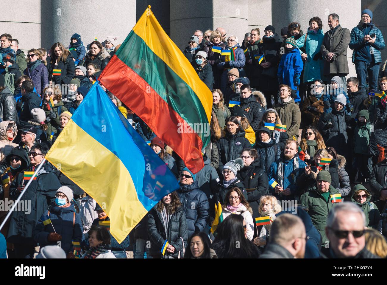Manifestation pacifique contre la guerre, Poutine et la Russie en faveur de l'Ukraine avec des drapeaux ukrainiens et lituaniens Banque D'Images