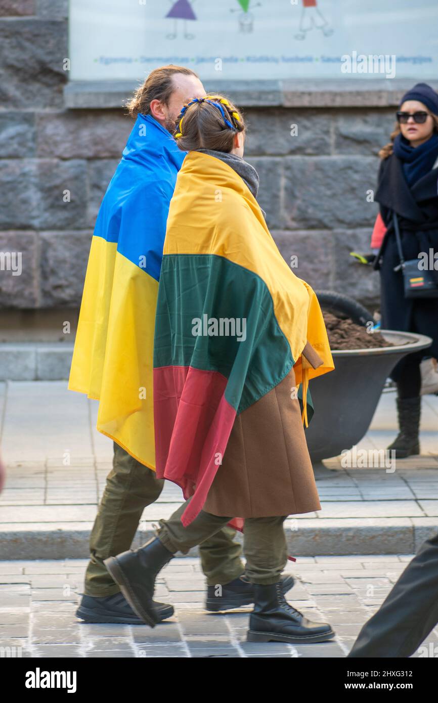Manifestation pacifique contre la guerre, Poutine et la Russie en faveur de l'Ukraine, avec quelques amis avec des drapeaux ukrainiens et lituaniens Banque D'Images