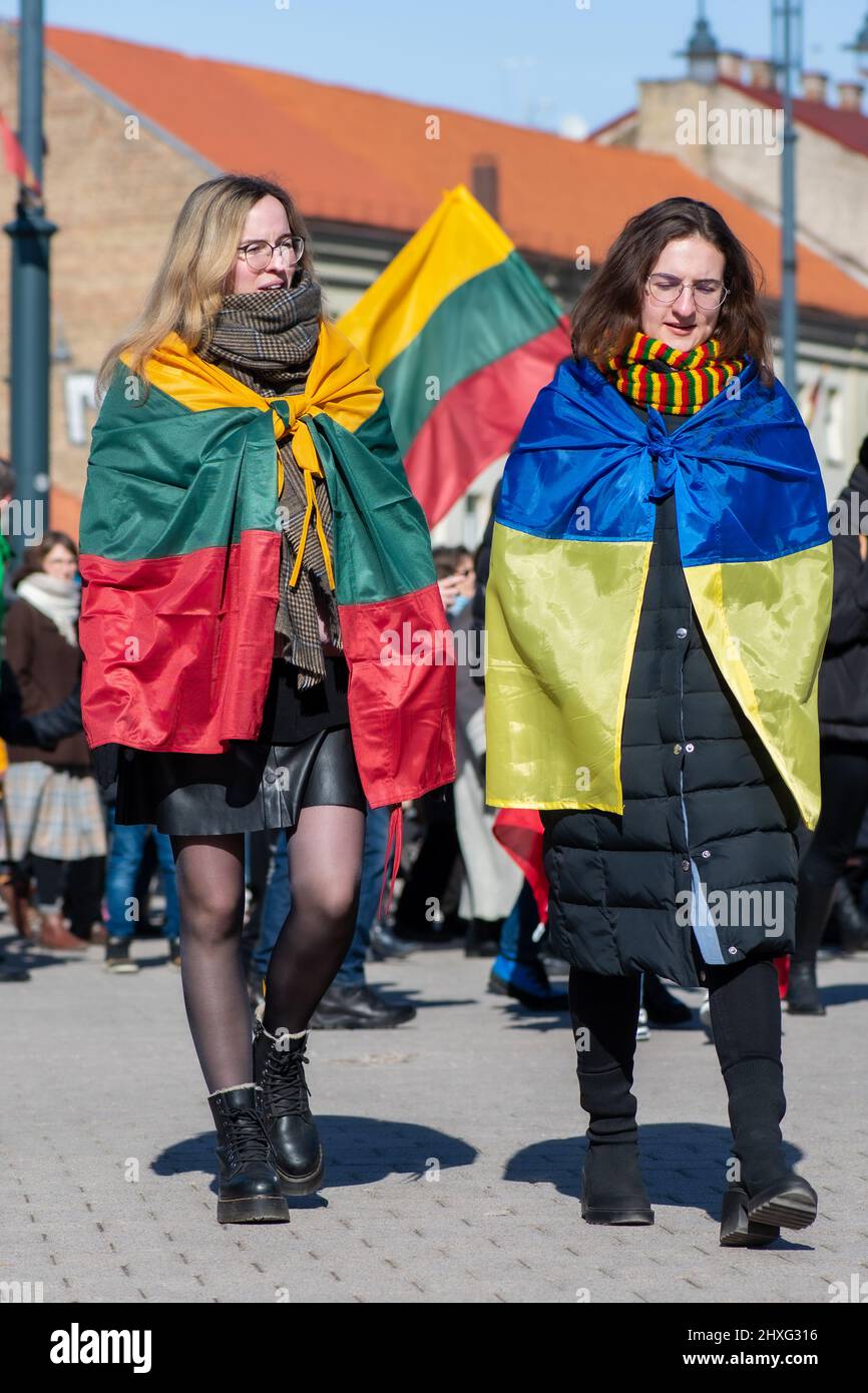 Manifestation pacifique contre la guerre, Poutine et la Russie en faveur de l'Ukraine, avec quelques amis avec des drapeaux ukrainiens et lituaniens Banque D'Images