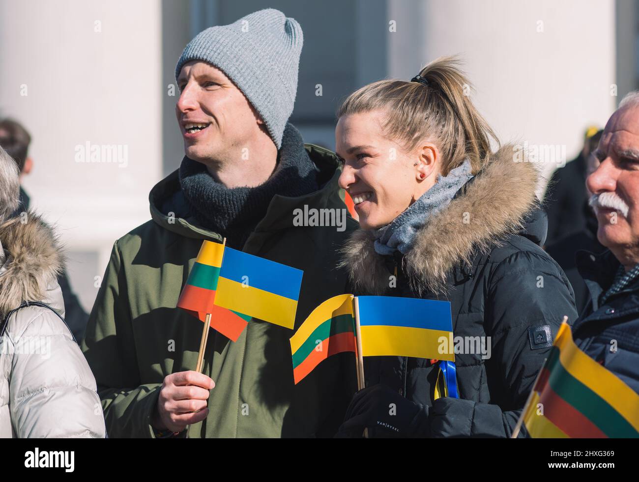 Manifestation pacifique contre la guerre, Poutine et la Russie en faveur de l'Ukraine, avec quelques amis avec des drapeaux ukrainiens et lituaniens Banque D'Images