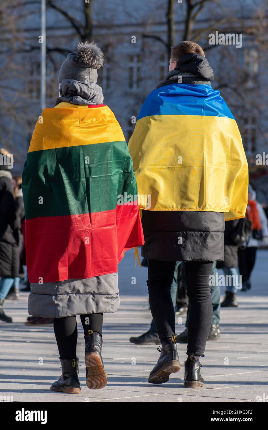 Manifestation pacifique contre la guerre, Poutine et la Russie en faveur de l'Ukraine, avec quelques amis avec des drapeaux ukrainiens et lituaniens Banque D'Images