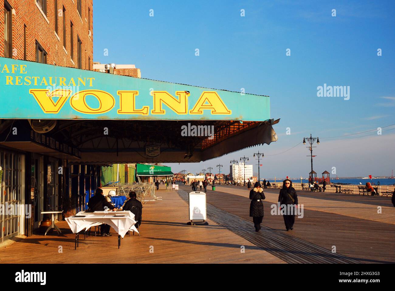 Les gens se regroupent pour une promenade glaciale sur la promenade de Brighton Beach, Brooklyn Banque D'Images