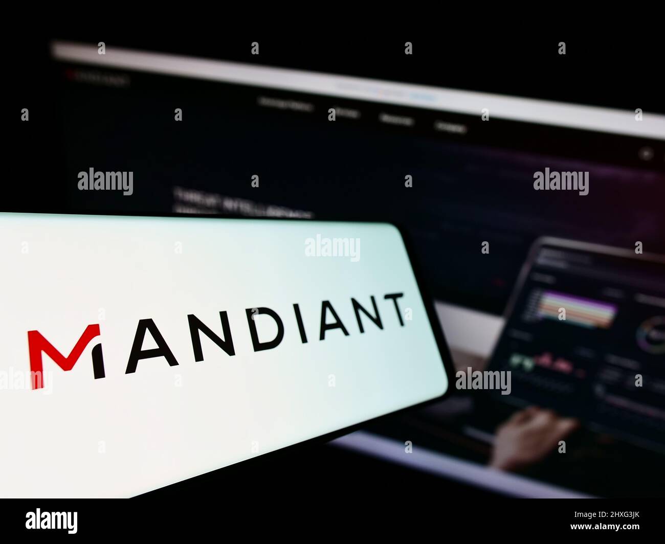 Smartphone avec le logo de la société américaine de cybersécurité Mandiant Inc. Sur écran devant le site Web des entreprises. Mise au point à gauche de l'écran du téléphone. Banque D'Images