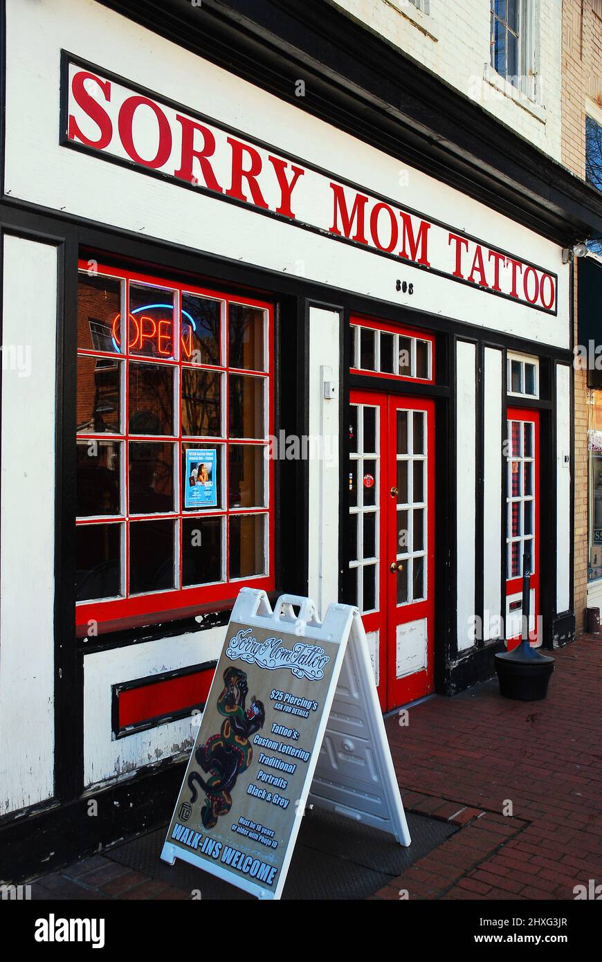 Un salon de tatouage choisit un nom plus humoristique pour leur établissement Banque D'Images