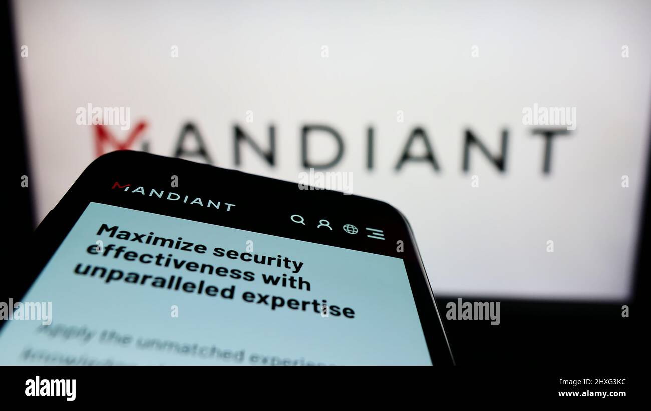 Téléphone mobile avec page Web de la société de cybersécurité américaine Mandiant Inc. À l'écran devant le logo de l'entreprise. Faites la mise au point dans le coin supérieur gauche de l'écran du téléphone. Banque D'Images