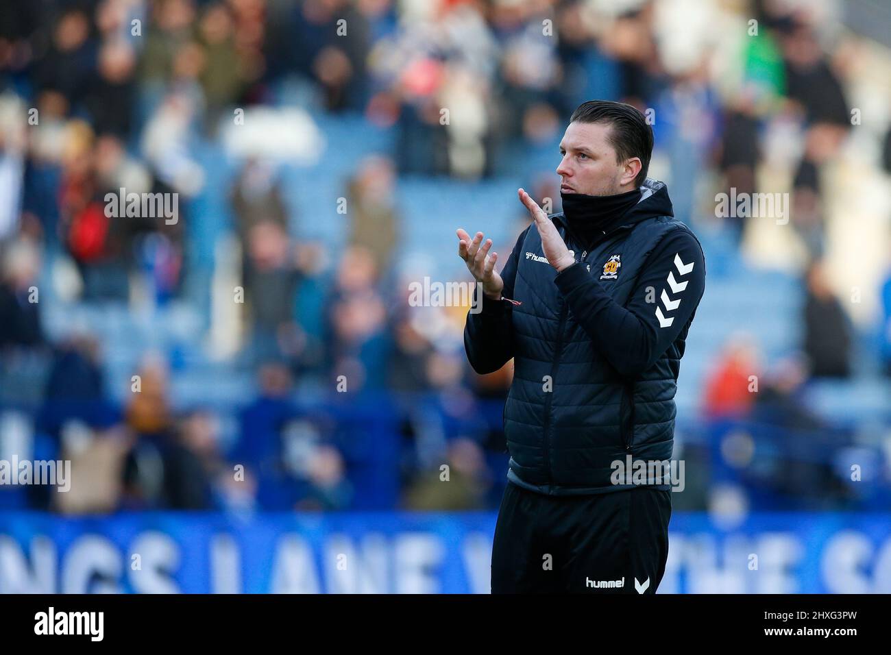 Mark Bonner, directeur de Cambridge United, applaudit les fans après le match Banque D'Images