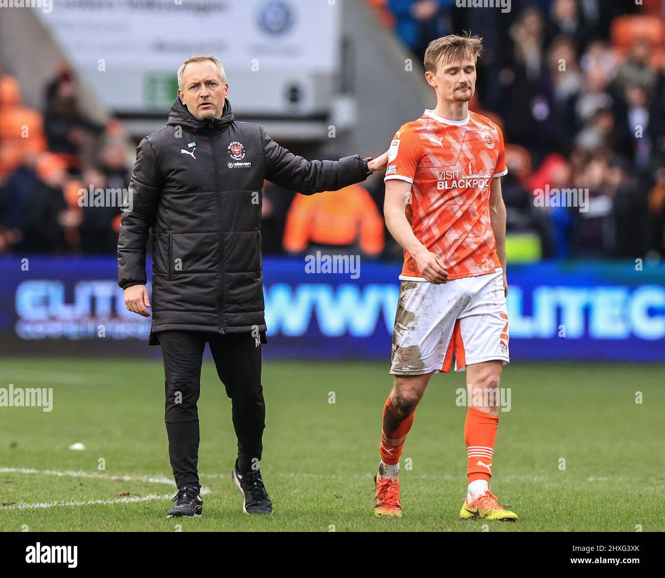 Neil Critchley entraîneur-chef de Blackpool Ggivers #23 de Blackpool a pat sur le dos Banque D'Images